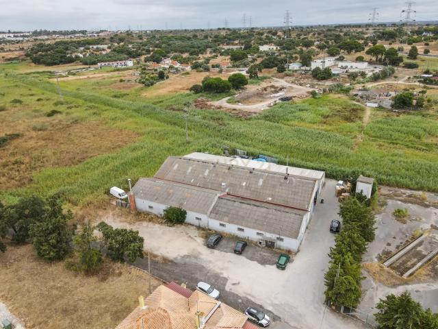 VENDE SE ARMAZÉM NAS MANTEIGADAS