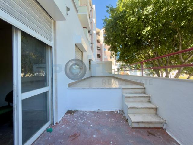 Vende se duplex comercial, com varanda e 2 entradas interiores independentes, numa oportunidade de investimento única | Laranjeiro, em Almada