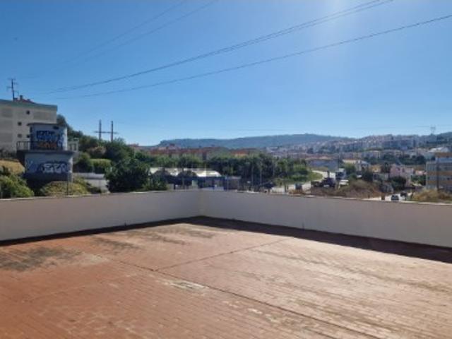 Vende se Edificio Comercial de alto nível com 3 pisos na Estrada Nacional 10
