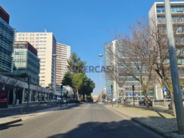 Vende se espaço comercial de excelência no Parque das Nações