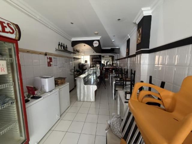 Vende se excelente Loja com saída de fumos, perto Parque Central, na Amadora