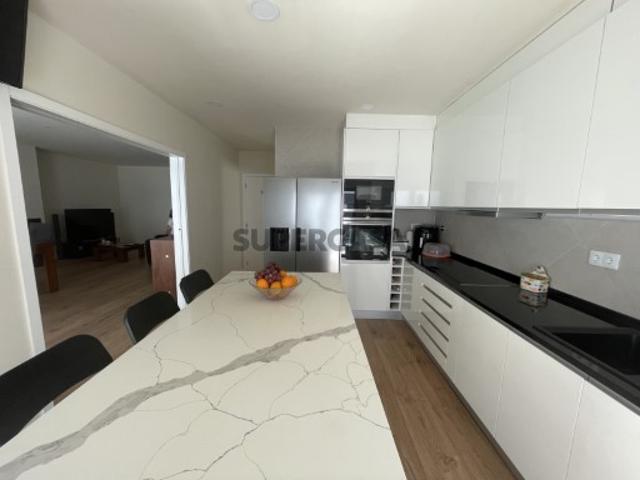 Vende se Excelente Moradia T4 com piscina na Ramada, Odivelas
