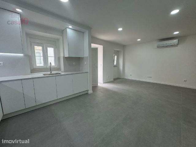 Vende se excelente moradia V1 renovada no centro de Alcochete