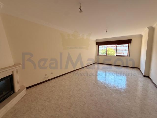 Vende se Fantástico Apartamento c/ Parqueamento na Cavaleira