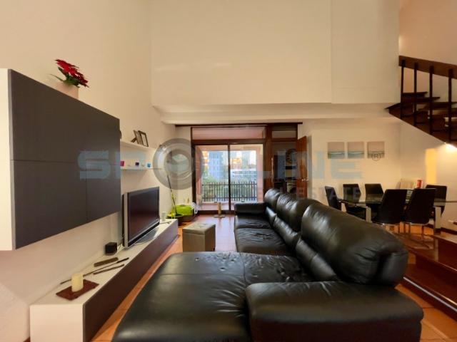 Vende se fantástico apartamento T1 duplex, junto à Marina, com varanda e estacionamento | Vilamoura, em Loulé