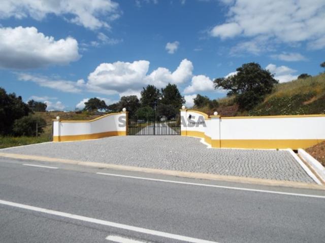 Vende se Herdade de 104 Hectares na Zona de Alqueva Propriedade de Excelência sobre a Barragem