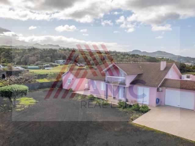 VENDE SE IMÓVEL COM MORADIA T3 + MORADIA T1 NA MADALENA