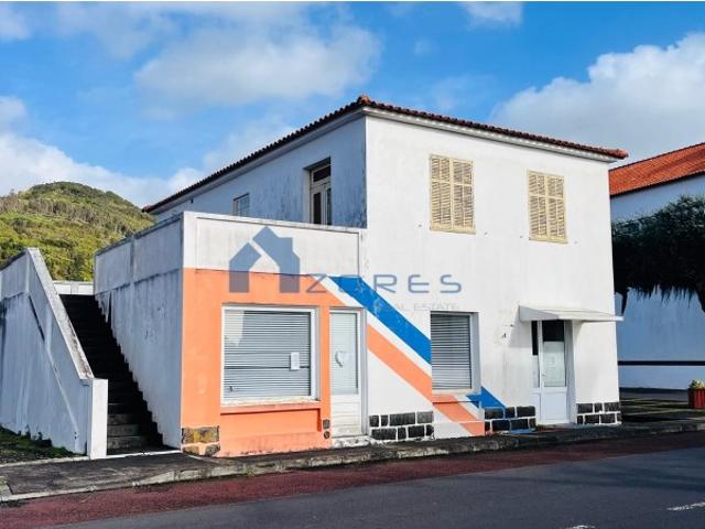 VENDE SE IMÓVEL COM APARTAMENTO T3 E ZONA DE COMÉRCIO, LUGAR DO MONTE, CANDELÁRIA, MADALENA DO PICO