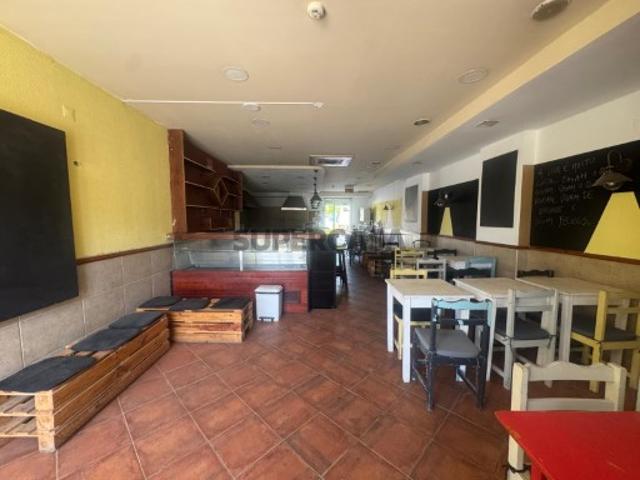 Vende se imóvel atualmente em funcionamento como restaurante, localizado na Cova da Piedade, com amplo terraço