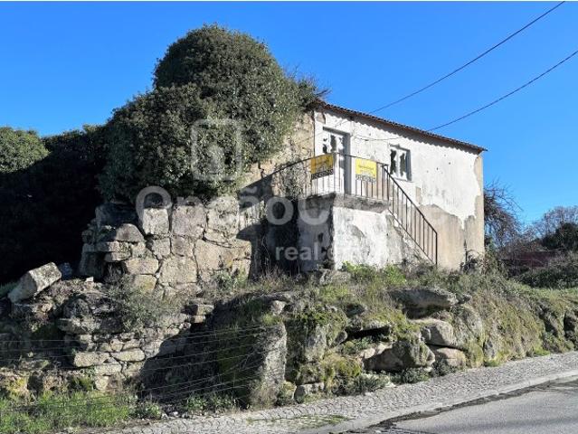 Vende se junto à Cidade 4 moradias