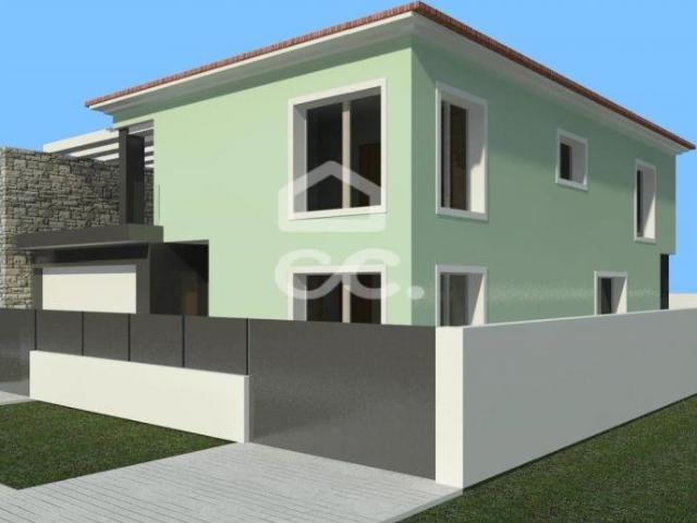 VENDE SE LOCALIZAÇÃO: M ARINHA GRANDE Lote de terreno para construção urbana de uma moradia unifamiliar de 2 pisos, com a área de 480 m2, excelente exposição solar, localizado em zona recatada, na Urbanização Pinhal do Rei. | 26083259158