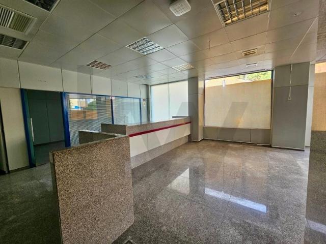 Vende se Loja com 127,4 m2 numa das principais artérias da Costa da Caparica