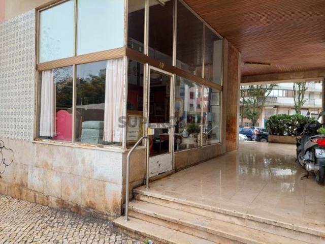 Loja em Algés com montra e luz natural, ideal para o seu negócio