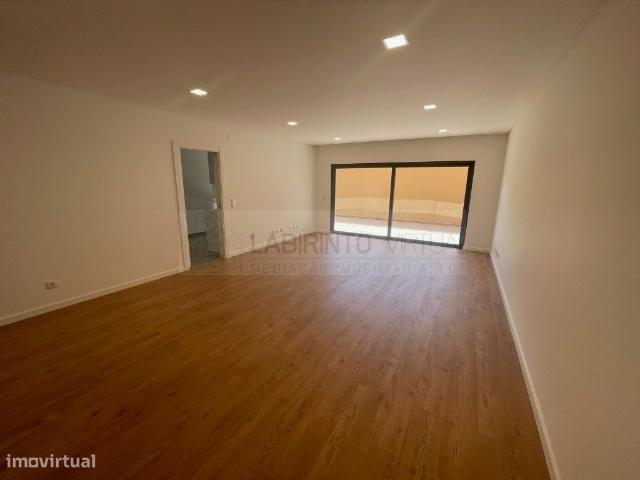 Vende se magnifico T3 novo, com terrao, garagem, na Quinta do Inqu.