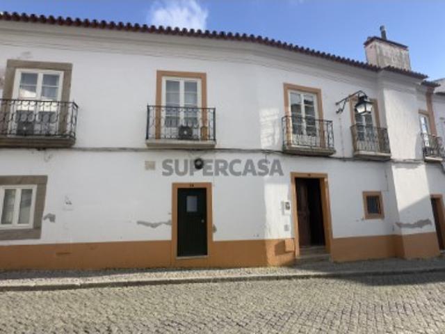 Vende se Moradia no Centro Histórico de Évora Potencial de Qualidade de Vida e Rentabilidade