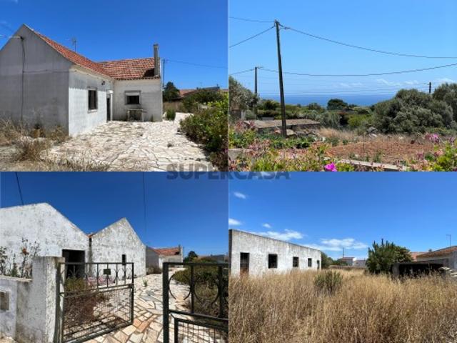 Vende se moradia antiga na Azóia, Sesimbra, em zona sossegada e com excelente exposição solar, para recuperar ou ampliar, com terreno urbano de 1030 m2, com capacidade de construção até 309 m2. Oportunidade a não perder!