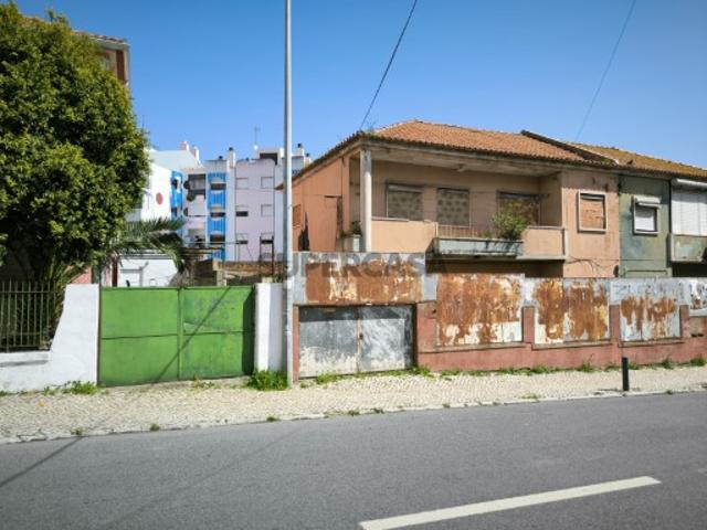 Vende se Moradia Bi Familiar na Damaia