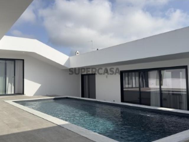 Vende se moradia de arquitetura moderna T4 com piscina e jardim!