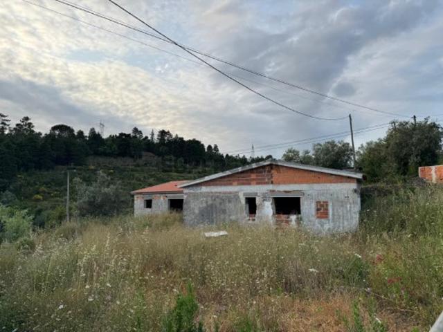 Vende se moradia em construção