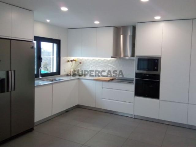 Vende se Moradia em Gaveto Vila de Prado