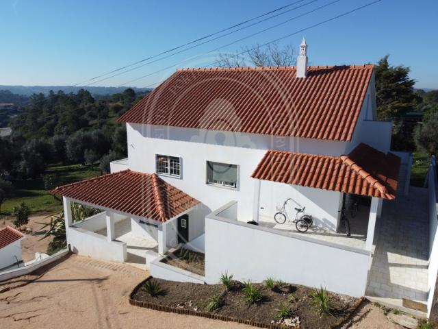 Vende se: Moradia Familiar Espaçosa e Versátil na Madalena, Tomar