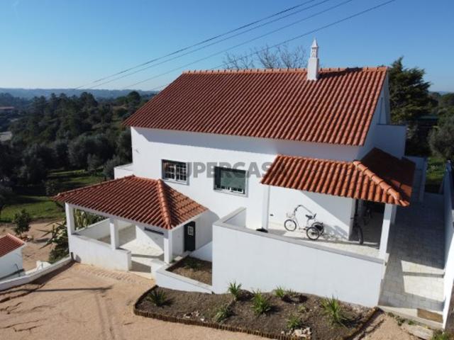 Vende se: Moradia Familiar Espaçosa e Versátil na Madalena, Tomar