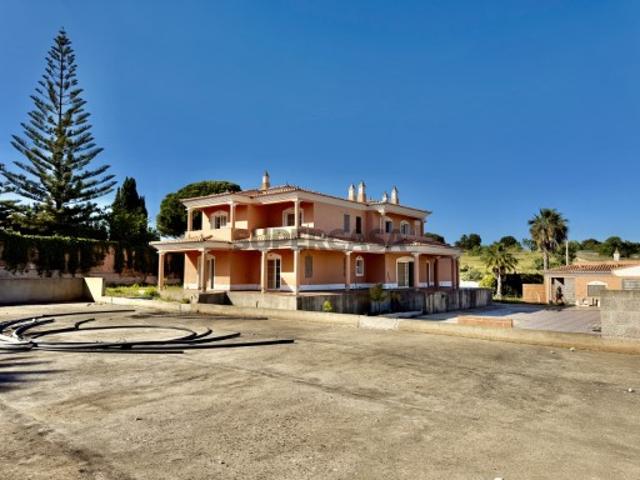 Vende se Moradia inacabada, com piscina, terreno com 3.400 m², a poucos minutos do Golfe em Lagos, Algarve