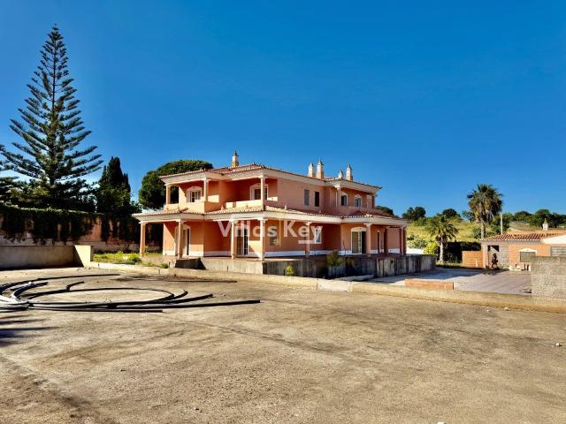Vende Se Moradia inacabada, com piscina, terreno com 3.400 m. 353m² São Gonçalo de Lagos