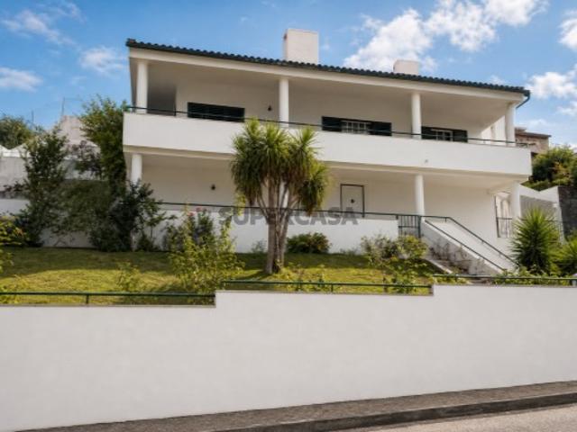 Vende se Moradia Isolada M4+1 com garagem e jardim