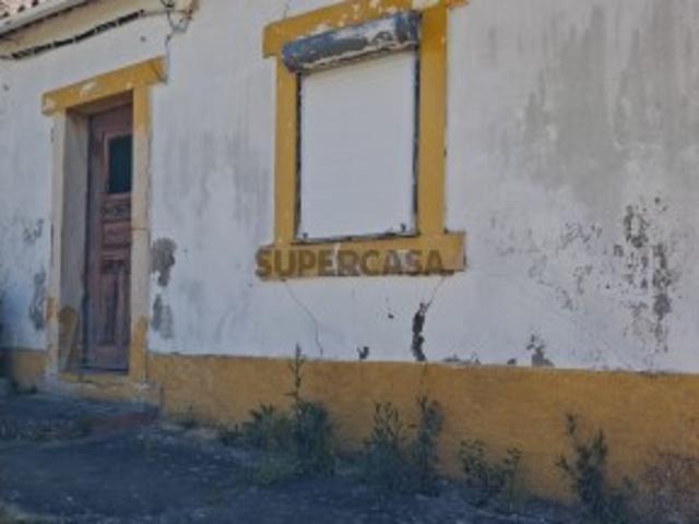 Vende se moradia para recuperar em Lapas, Torres Novas