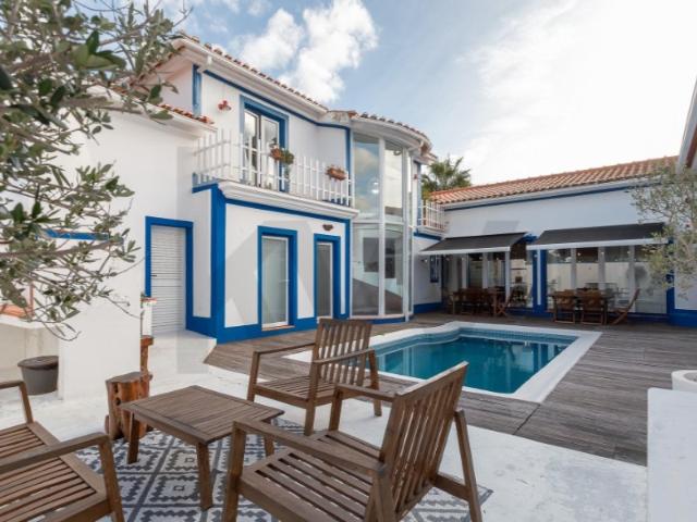 Vende se Moradia T4, Condomínio Golfe Vila Nova Santo Estêvão, com piscina