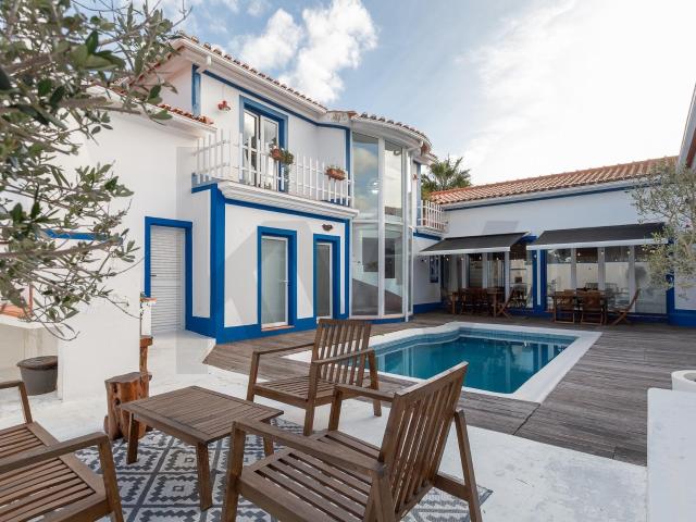 Vende se Moradia T4, Condomínio Golfe Vila Nova Santo Estêvão, com piscina