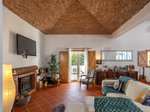 Vende se Moradia T4, Condomínio Golfe Vila Nova Santo Estêvão, com piscina
