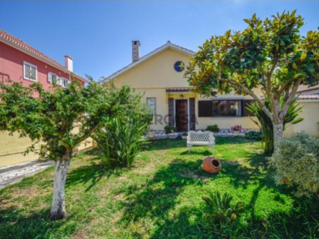 Vende se Moradia T4 em Loures