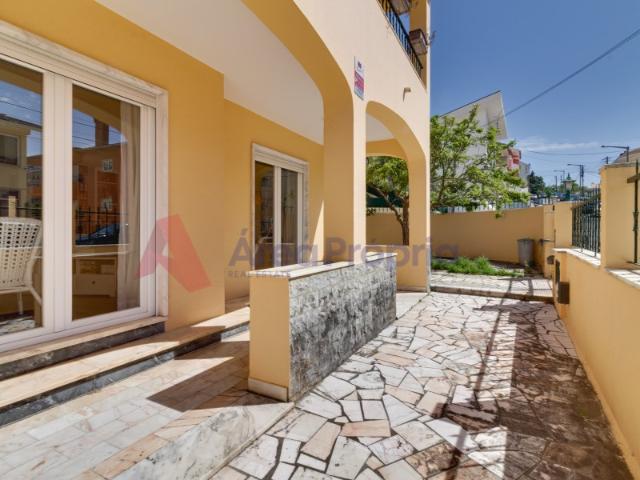 Vende se Moradia T5 no Monte Estoril | Remodelada com Conforto e Qualidade de Vida