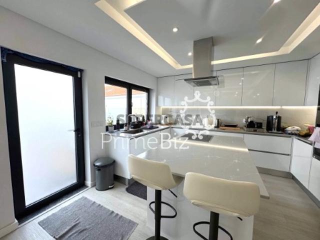Vende se Moradia T2+2 com Garagem e Piscina em Rio de Mouro Velho
