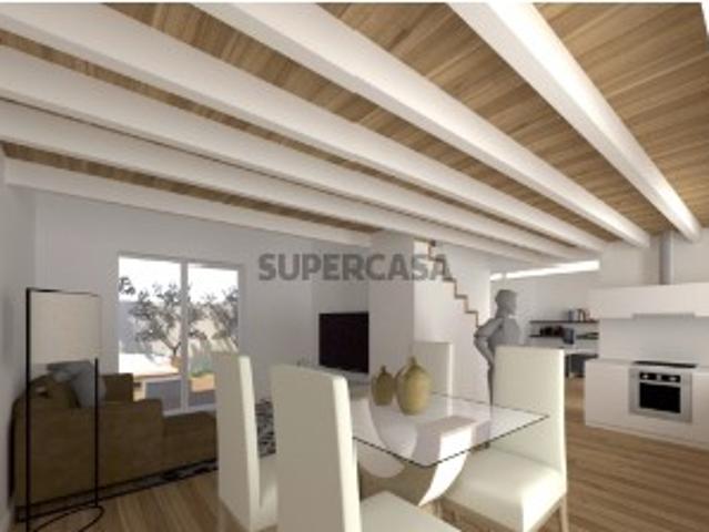 Vende se Moradia T2 Completamente Recuperada com Logradouro em Belas