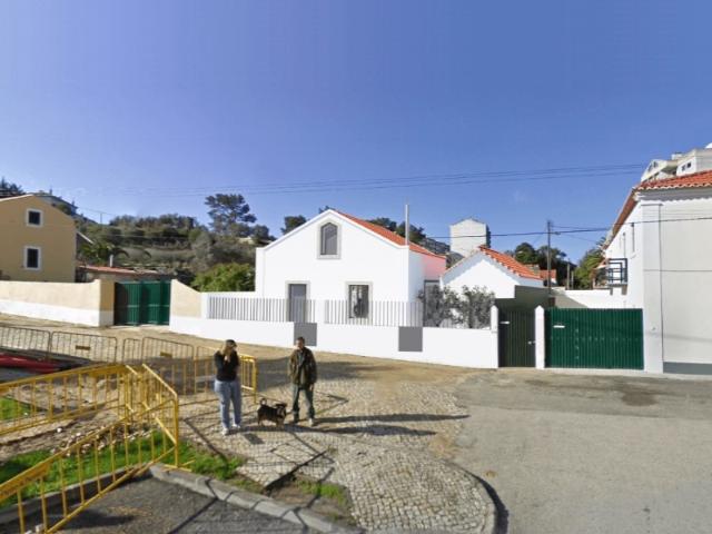 Vende se Moradia T2 Completamente Recuperada com Logradouro em Belas