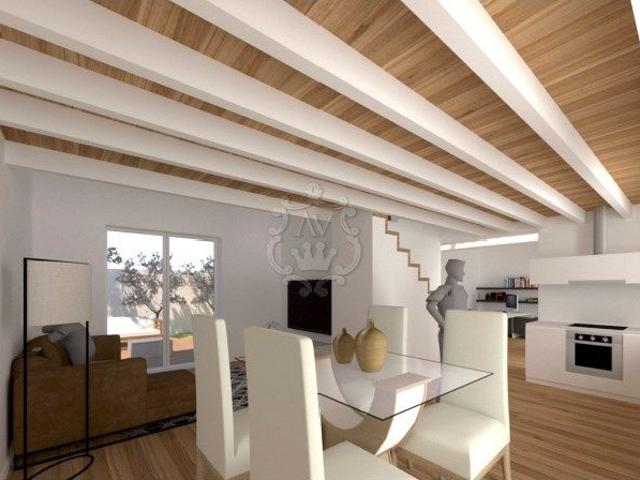 Vende se Moradia T2 Completamente Recuperada com Logradouro em Belas
