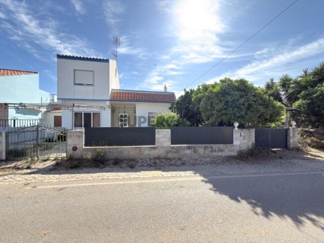 Vende se Moradia T2, inserida num lote de terreno com 371 m² com vista Ria formosa