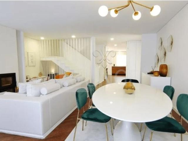 Vende se Moradia T3 com Piscina Pedroso, V. N. Gaia