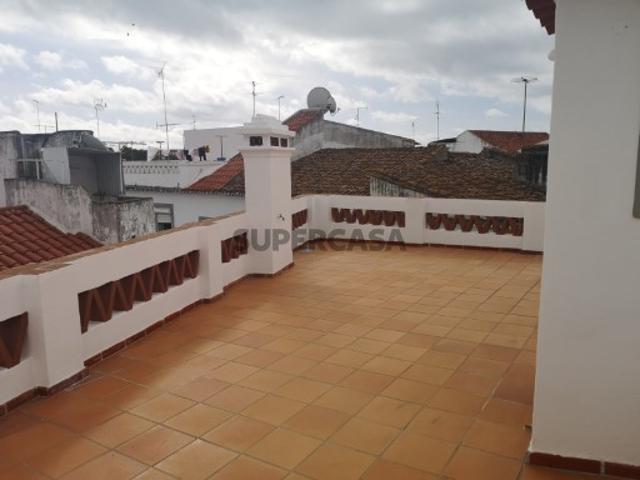 Vende se moradia unifamiliar T4 no centro Histórico de Évora