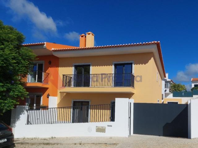 Vende se Moradia V3 + 2 com áreas generosas, nova a estrear em Estoril Cascais