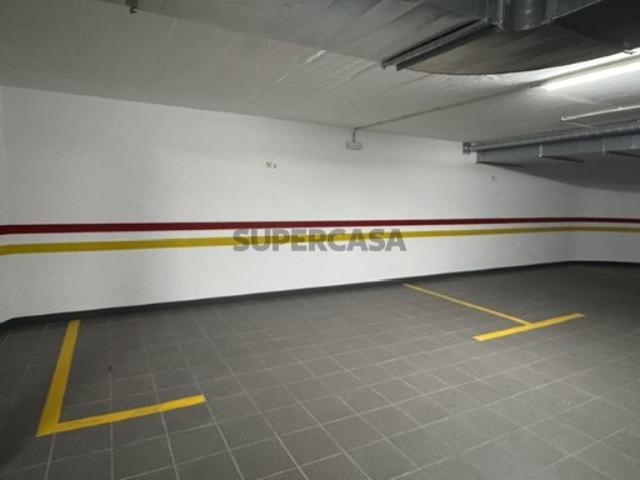 Vende se parqueamento privativo coberto