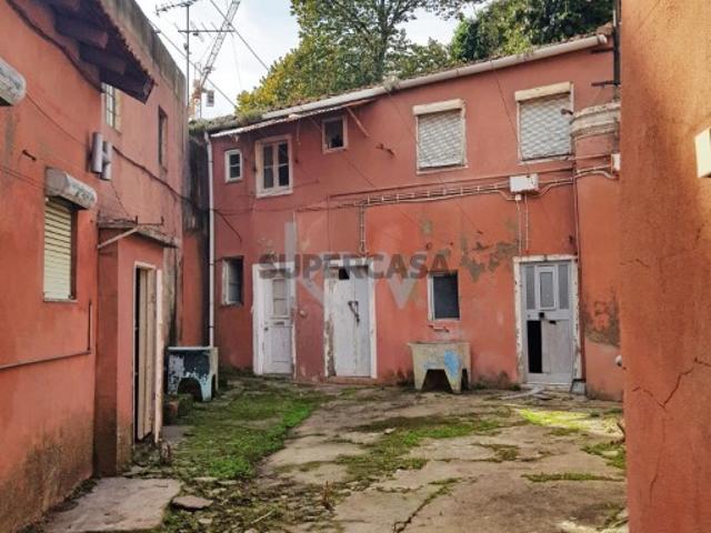 Vende se Páteo Lisboeta 178m2 para reconstrução