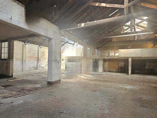 VENDE SE PAVILHÃO / ARMAZÉM EM LISBOA, PRAÇA DE ESPANHA