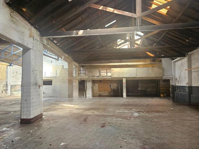 VENDE SE PAVILHÃO / ARMAZÉM EM LISBOA, PRAÇA DE ESPANHA