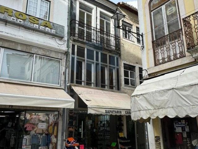 Vende se prdio na Baixa da cidade de Coimbra com 3 pisos