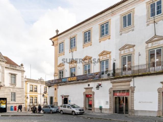 Vende se prédio histórico à venda na prestigiada Praça do Giraldo em Évora!