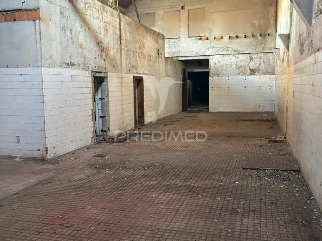 Vende se Prédio/Armazem devoluto